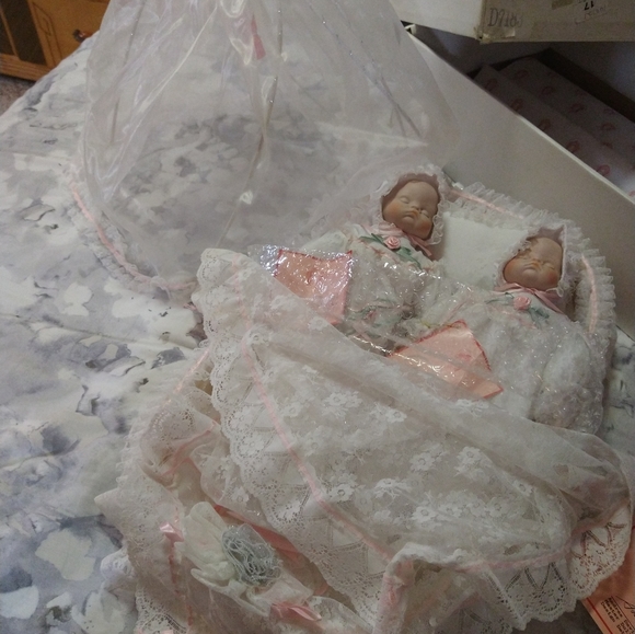 Megan and Melony twin porcelain doll set vintage - Picture 15 of 17